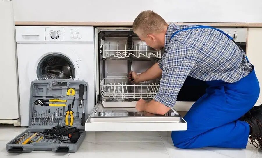 Polatlı Midea servisi teknisyen ekibi beyaz eşya tamiri yaparken